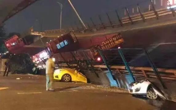 無錫高架橋側翻