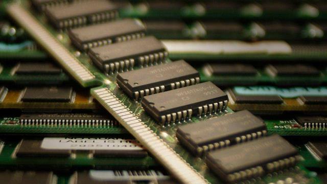 DRAM、SRAM和Flash閃存的電路結(jié)構(gòu)對比圖及各自工作原理